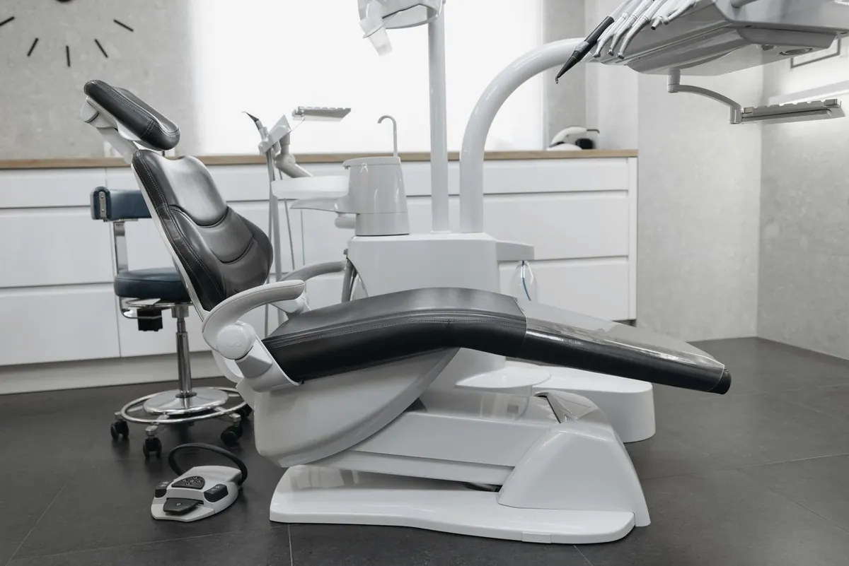 Sillón dental vacío en una clínica