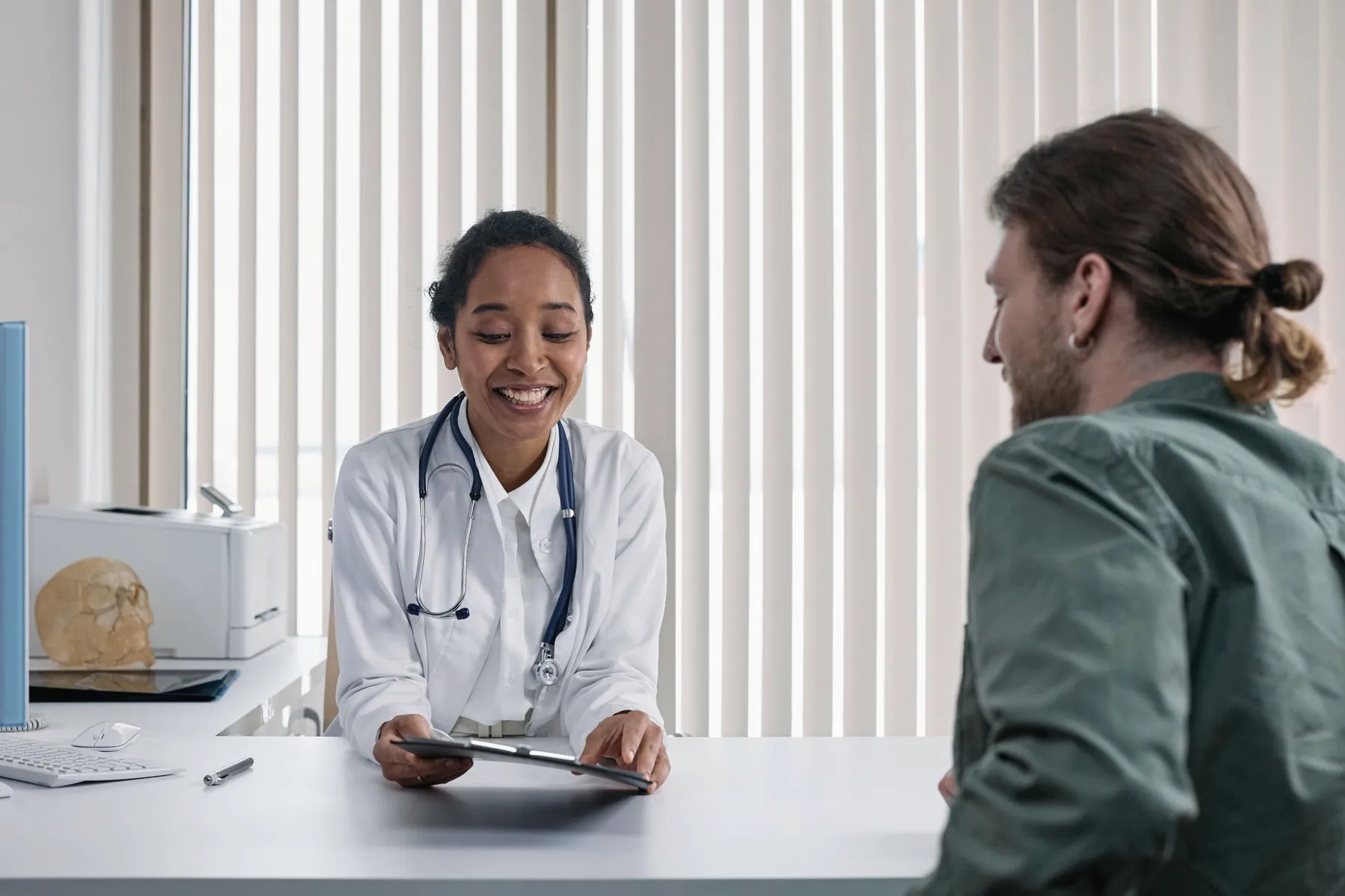 Médico en consulta con un paciente